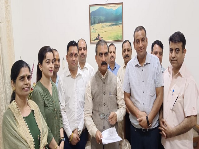 Himachal Pradesh Chief Minister Sukhvinder Singh Sukhu meets officers and employees of Himachal Bhawan. (Photo Credit - Twitter: @SukhuSukhvinder)