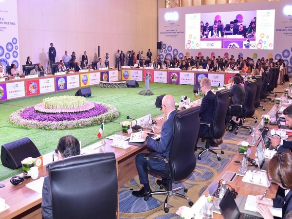 The Research Ministers of the G20 members and invitee countries at the meeting in Mumbai (Photo Credit: PIB)