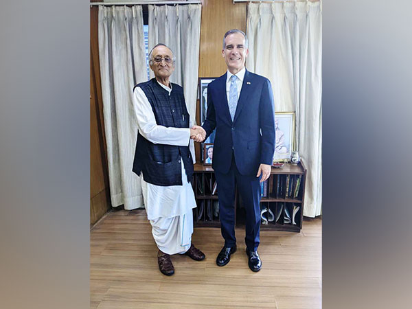 US Ambassador to India Eric Garcetti, Principal Chief Advisor to West Bengal Chief Minister Amit Mitra (Image Credit: Twitter/@USAmbIndia)