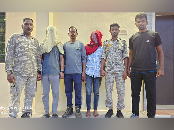 Two arrested for allegedly 'helping' Naxalites exchange Rs 2000 notes (Photo/ANI)