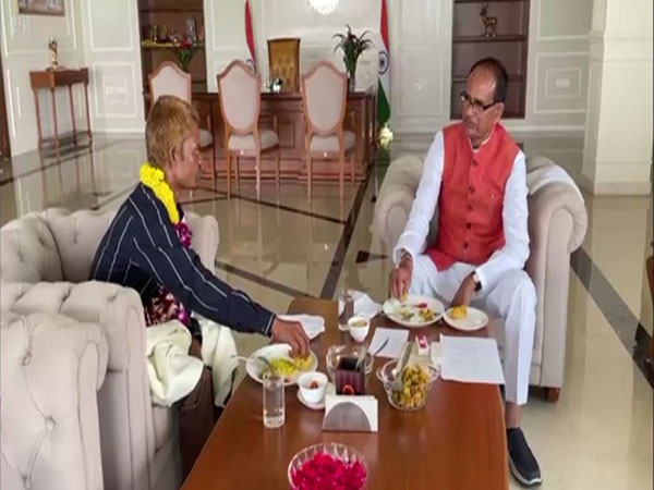 Madhya Pradesh Chief Minister has lunch with Dashmat Rawat. (Photo Credit : MP CMO)