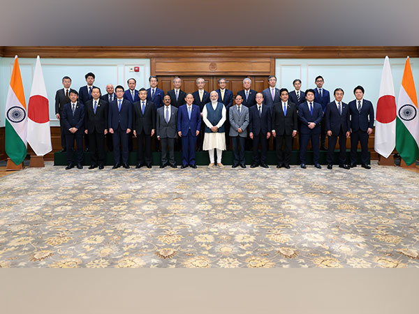 PM Modi meets Japan's former PM Yoshihide Suga (Source: Twitter/@narendramodi)