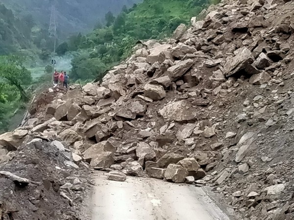 Badrinath National Highway shut near Chhinka (Photo/Twitter: @chamolipolice)