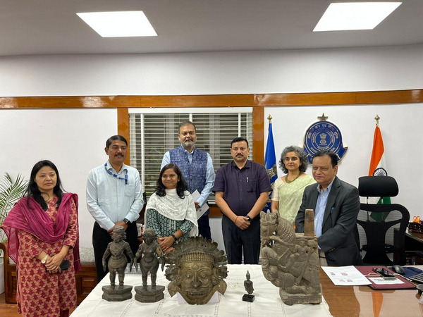 Customs handed over seized antiques to ASI (Photo/ANI)