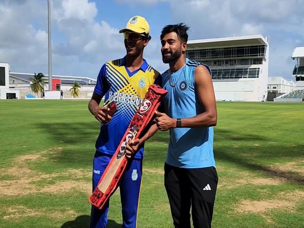 Mohammed Siraj gifts his bat to young cricketer (Photo: BCCI)