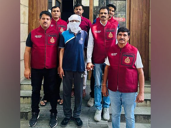 Delhi Police Crime Branch with the accused (Photo/ANI)