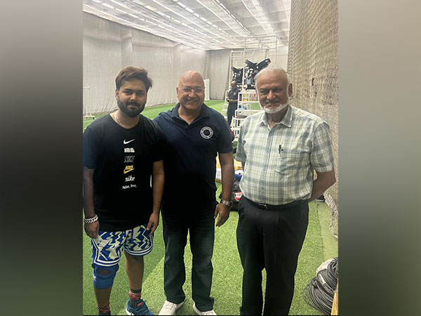 Rishabh Pant with DDCA officials. (Photo- DDCA)