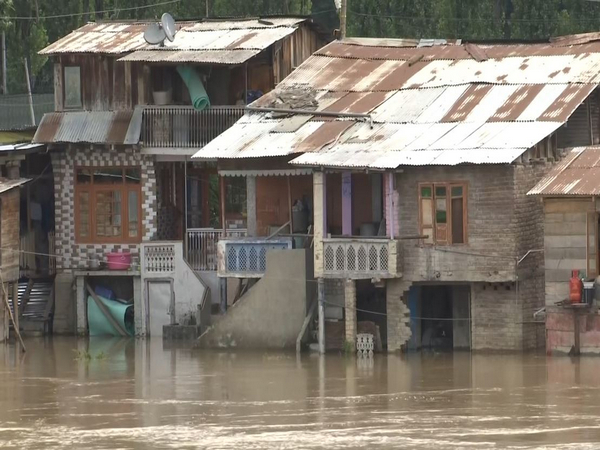 Water level rise on Sunday in River Jhelum following intermittent rains in Kashmir (Photo/ANI)