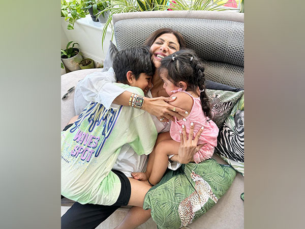 Shilpa Shetty with her kids (Image source: Instagram)