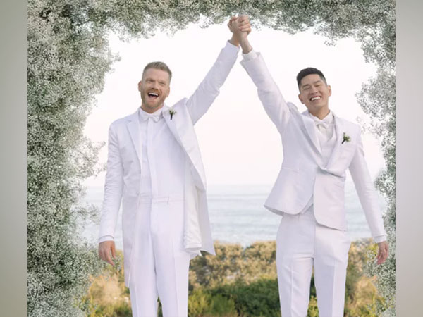 Pentatonix's Scott Hoying and Mark Manio (Image source: Twitter)