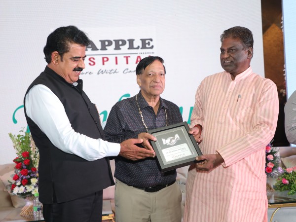Honoring Excellence: Apple Hospital felicitates esteemed doctors of