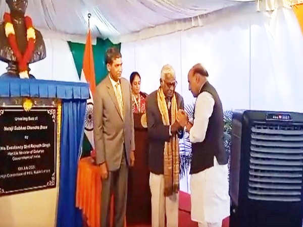 Rajnath Singh felicitates INA veteran Second Lieutenant Sundaram (Source: Twitter/@DefenceMinIndia)