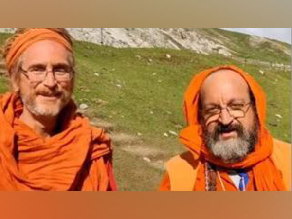 Two foreign nationals visit Amarnath Yatra (Image/ANI)