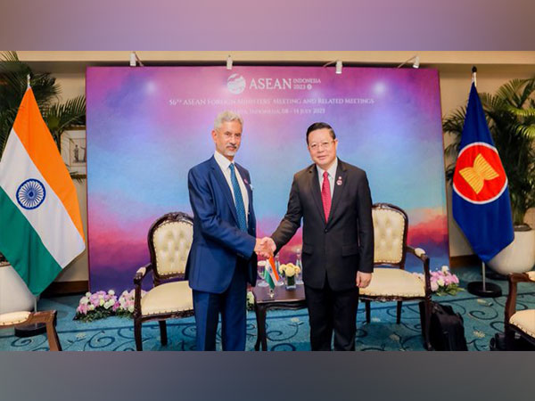 EAM Jaishankar meets ASEAN Secretary-General Kao Kim Hourn (Source: Twitter/@DrSJaishankar)