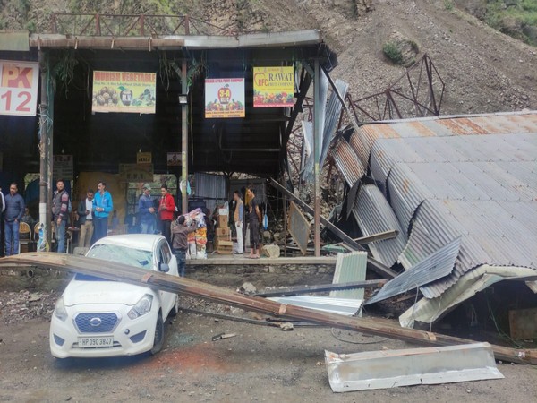Landslide hit Bhatakufar apple market in Shimla (Photo/ANI)