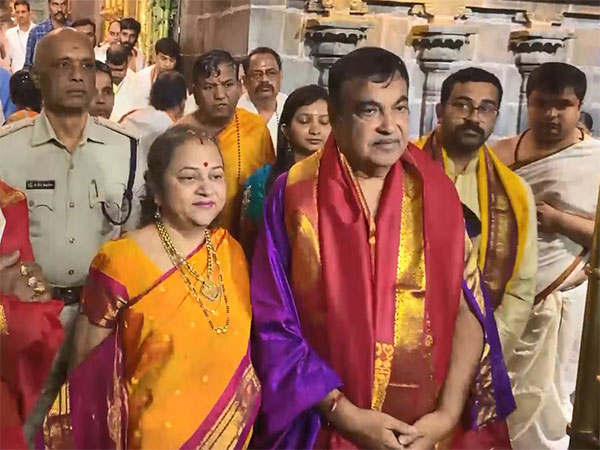 Union Minister Gadkari offers prayers at Lord Venkateswara Swami Temple (Image/ANI)