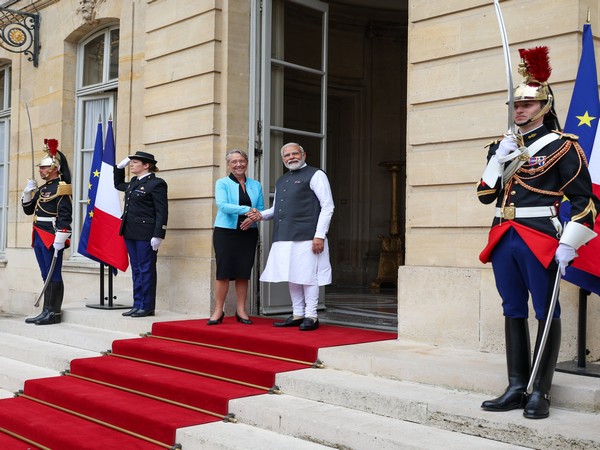 French Prime Minister Elisabeth Borne, PM Narendra Modi (Image Credit: Twitter/@PMOIndia)