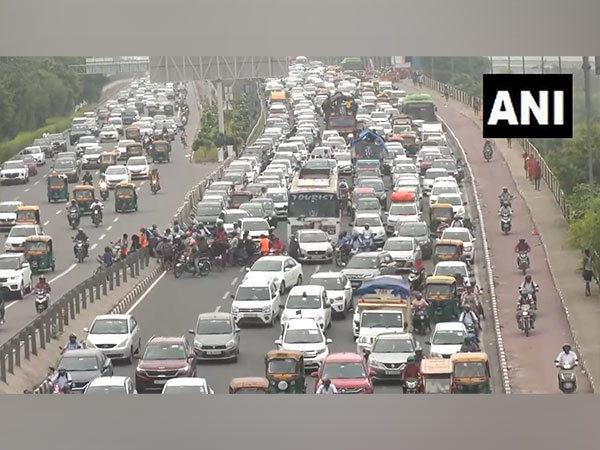  Massive traffic snarl at NH-24 near Sarai Kale Khan T-Junction in Delhi. (Photo/ANI)