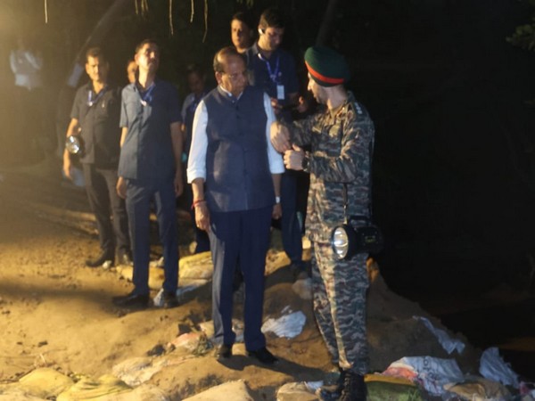 Delhi LG VK Saxena inspecting restoration work of Bund at I&FC regulator ( Photo/ANI)