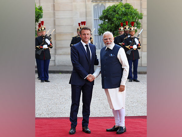 PM Modi was received by French President Emmanuel Macron upon his arrival at Élysée palace (Photo/MEA)