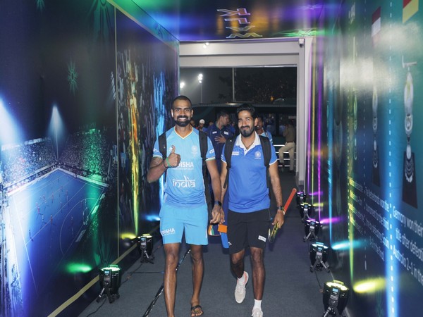 Indian goal-keeper PR Sreejesh (In left) with former India hockey player Shivendra Singh (Image: HI)