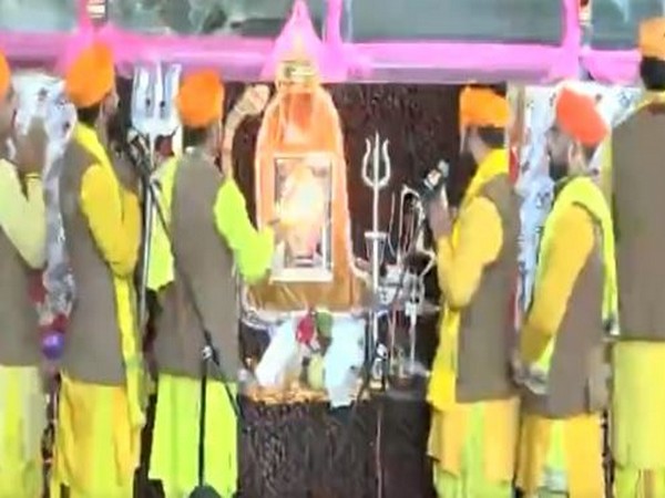 Priests performing aarti at holy Amarnath Cave (Photo credit/Amarnath shrine board)