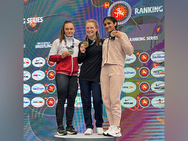 Sangeeta Phogat (right) (Photo: Twitter/SAI Media)