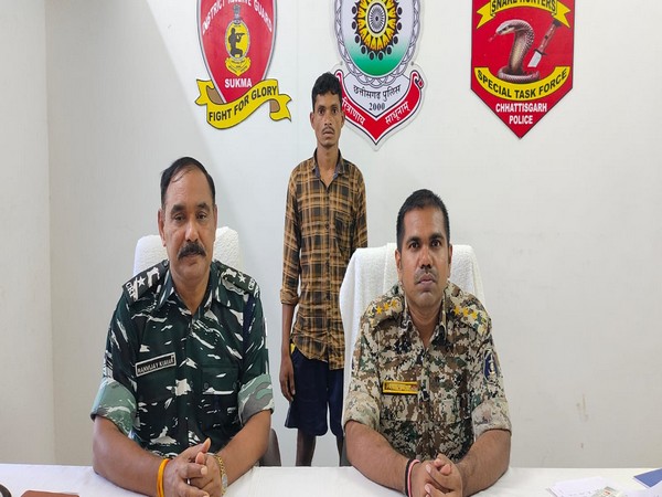 Surrendered Naxal with police officials (Photo/ANI)