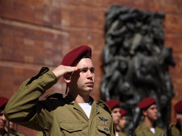 An IDF Paratrooper salutes during the Holocaust Remembrance Day ceremony at Yad Vashem (Photo/TPS)