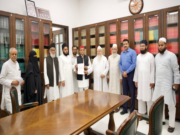 Samajwadi Party chief Akhilesh Yadav meets members of All India Muslim Personal Law Board (Photo/Twitter: