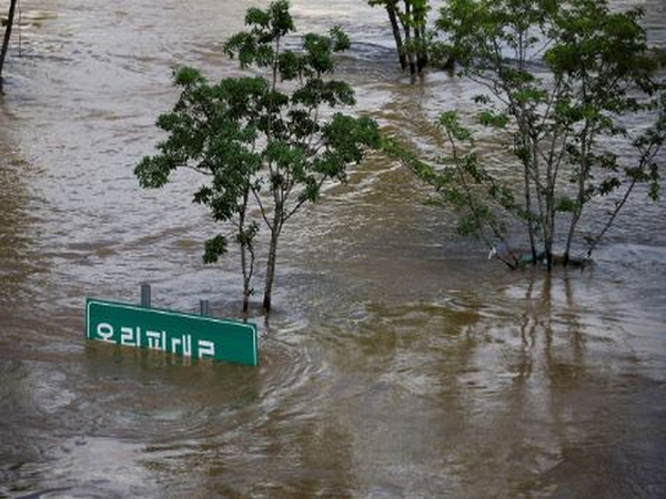 Heavy rains and flooding cause devastation in South Korea. (Photo: Reuters)