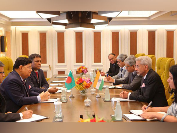 EAM Jaishankar meets Bangladesh Foreign Minister Abdul Momen. (Photo Credit - Twitter: @DrSJaishankar)