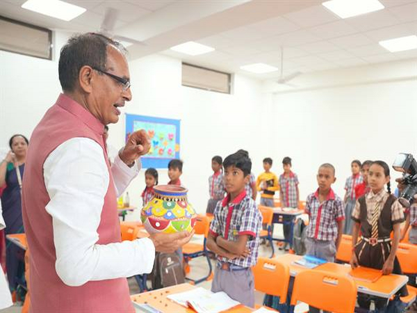 MP CM Shivraj Singh Chouhan interacting with students (Photo/DPR)