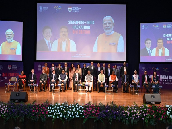 Singapore High Commissioner to India, Simon Wong with other leaders (Image Credit: Twitter/@SGinIndia)