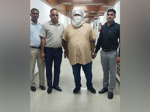 Police with arrested accused (Photo/ANI)