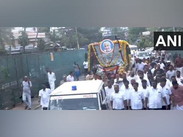 The mortal remains of Kerala CM Oommen Chandy being taken to his native  place in Kottayam today (Photo/ANI)
