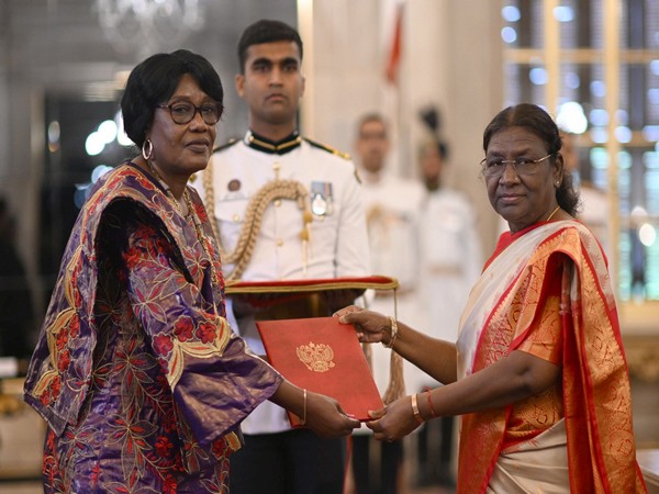 President Murmu receives credentials from Dillah Lucienne, Ambassador of Chad (Photo Credit: Twitter/@rashtrapatibhvn)