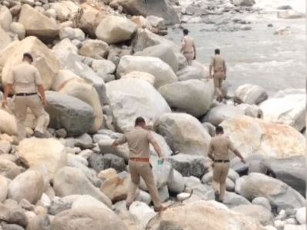 Himachal Pradesh police conducting search operation (Photo credit/Himacha Pradesh Police Twitter handle)