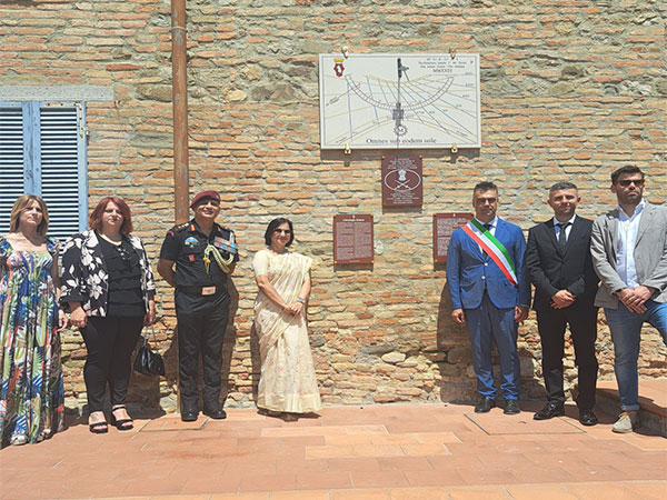 Indian Ambassador Neena Malhotra and Italian Military historians unveiled the “V.C Yeshwant Ghadge Sundial Memorial” at Montone, Perugia in Italy. (Image Credit - India in Italy)