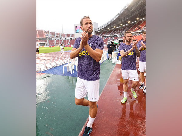 Harry Kane and rest of Tottenham players (Photo: Twitter/Tottenham)