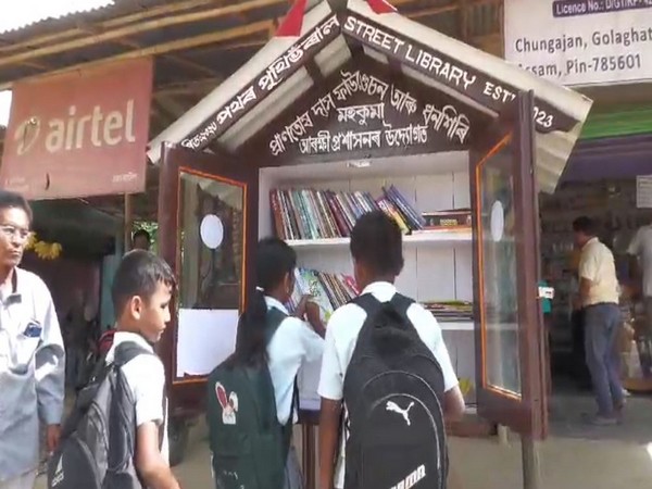 Students visiting the street library (Photo/ANI)