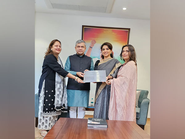 Shaina Chudasama Munot in grey saree with Union Minister Ashwini Vaishnaw (Photo Credit Twitter)
