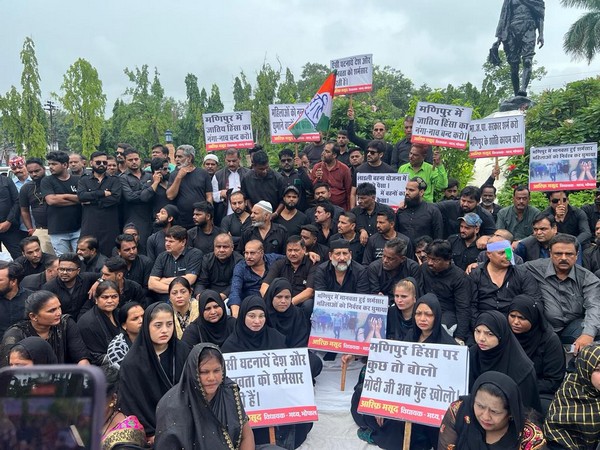 Congress MLA Arif Masood along with his supporters staging protest (Photo/ANI)