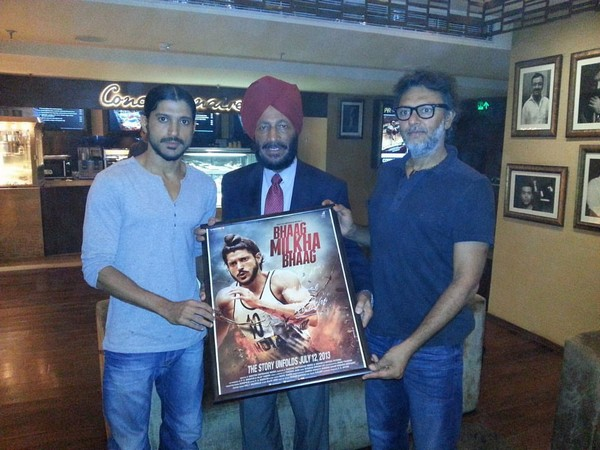 Farhan Akhtar and Rakeysh Omprakash Mehra with late Milkha Singh (Image source: Twitter)