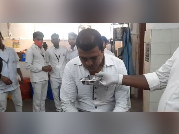 Accused Patwari spitting out bribe currency (Photo/ANI)