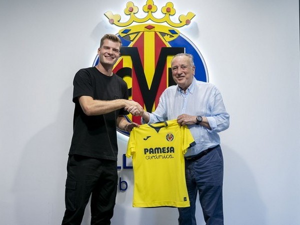 Alexander Sorloth (Left) with sporting director of the club (Twitter: Photo/VillarrealCFen)