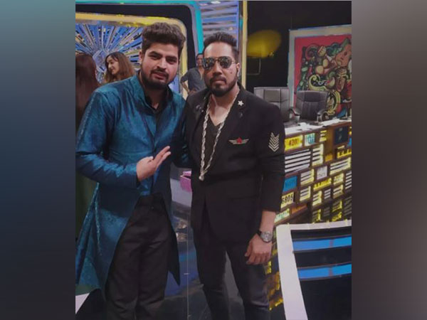 Raja Aadam with Singer Mika Singh (Photo/ANI)