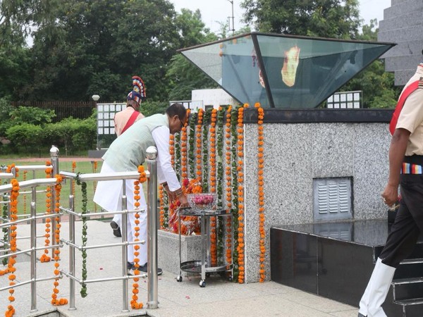 MP CM Chouhan pays tribute to martyrs at Shaurya Smarak in Bhopal (Photo/twitter)