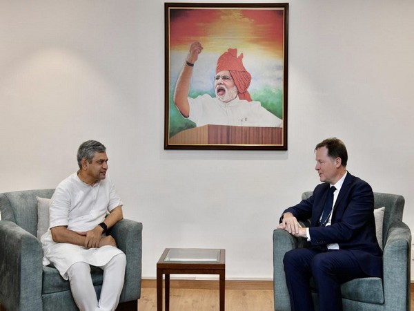 Union Minister Ashwini Vaishnaw with President of Meta’s Global Affairs Nick Clegg (Source: Twitter/@AshwiniVaishnaw)