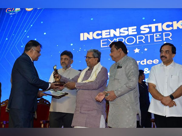 Chief Minister Siddaramaiah presented the award to Selva Kumar, Vice President, Exports